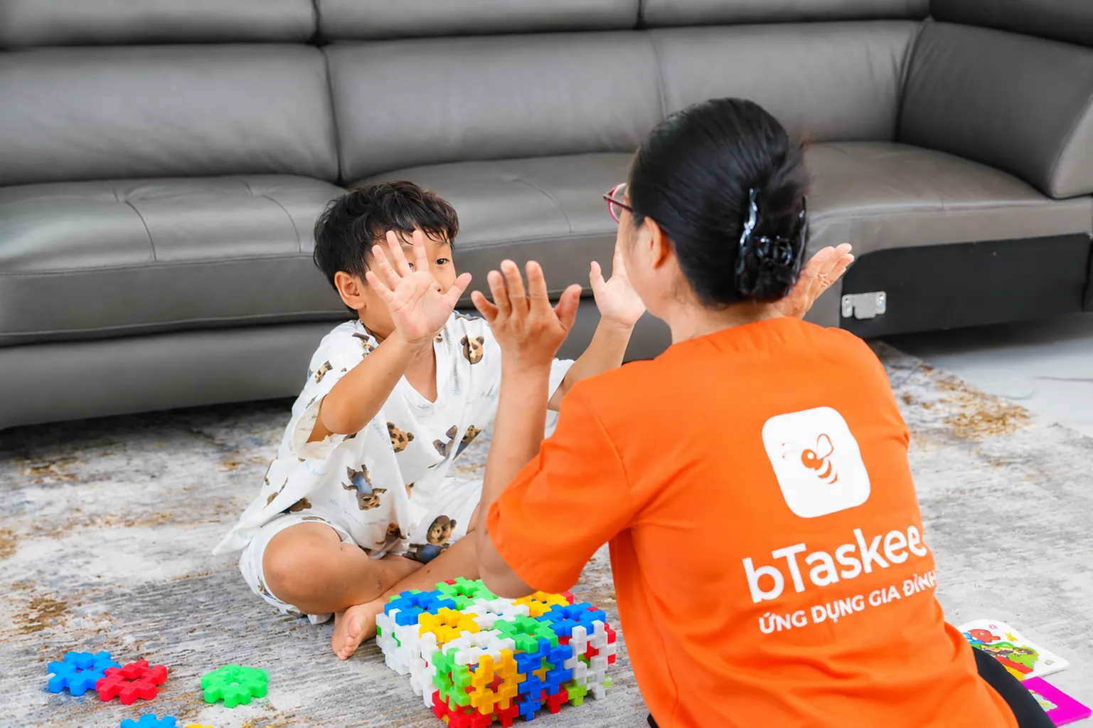 Bảo mẫu bình tĩnh chơi cùng bé