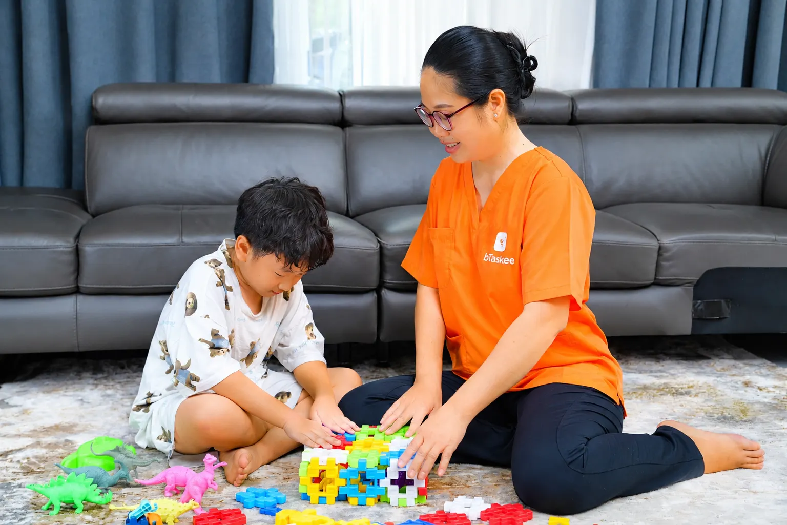 Bảo mẫu chủ động tương tác, high-five cùng bé